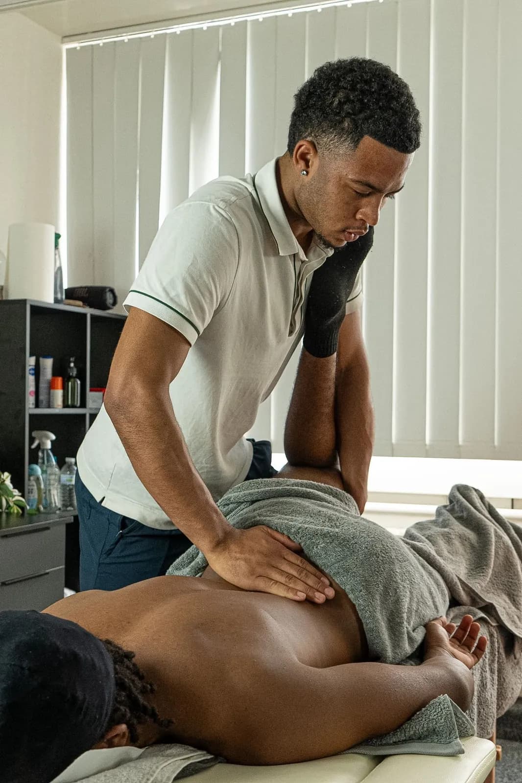 Kiswend Tologo en séance de massage sportif au cabinet Kellem Massage à Carouge