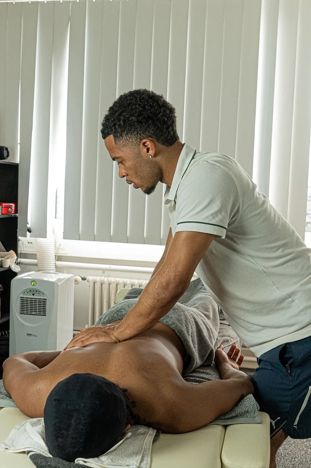 Kiswend Tologo, massothérapeute, en séance au cabinet Kellem Massage